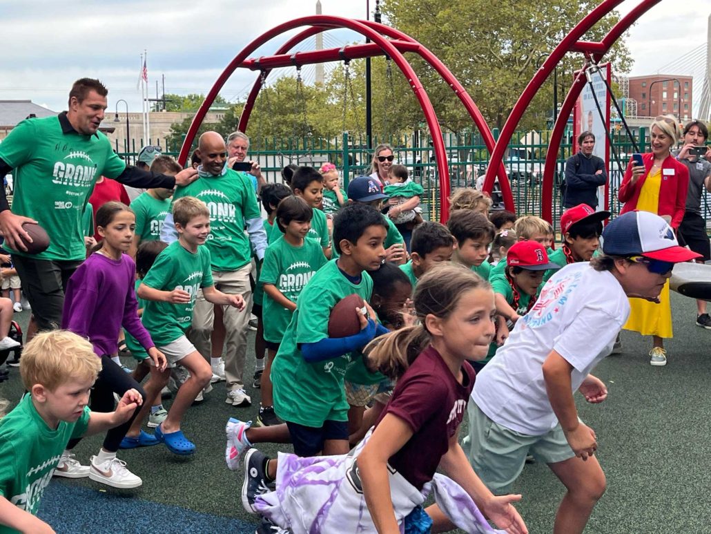 Rob Gronkowski running with kids from Make-A-Wish and Hill House (Photo_ Jim Diverio, Esplanade Association)